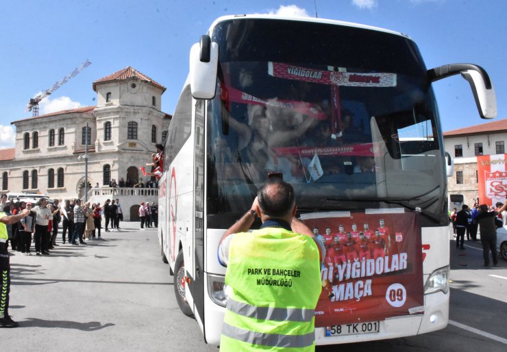İstanbul'dan otobüslerle dönen Sivaslıların kentte kupa sevinci