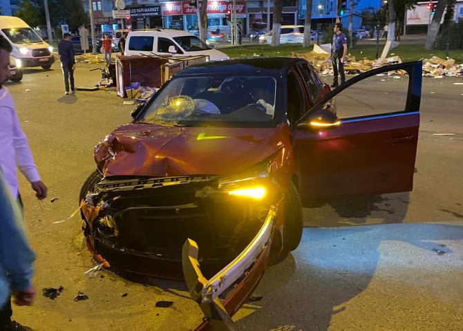 Kağıt toplama aracı ile otomobil çarpıştı: 1 yaralı