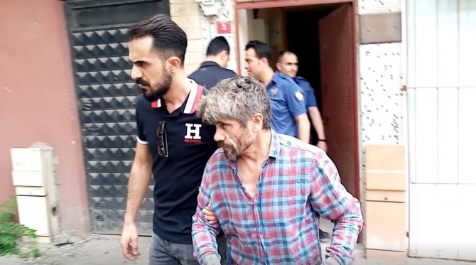 Karısını sopayla dövdü, polisten kaçamadı