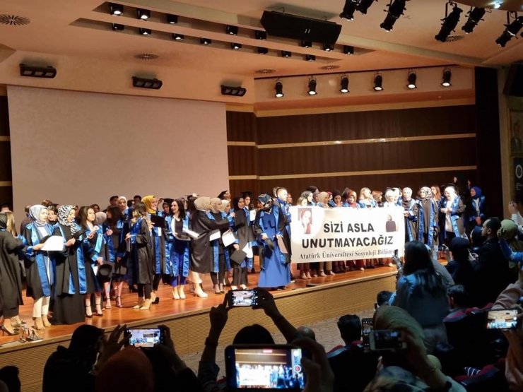 Kazada ölen üniversiteli Zeynep ve Nezahat, mezuniyet töreninde unutulmadı