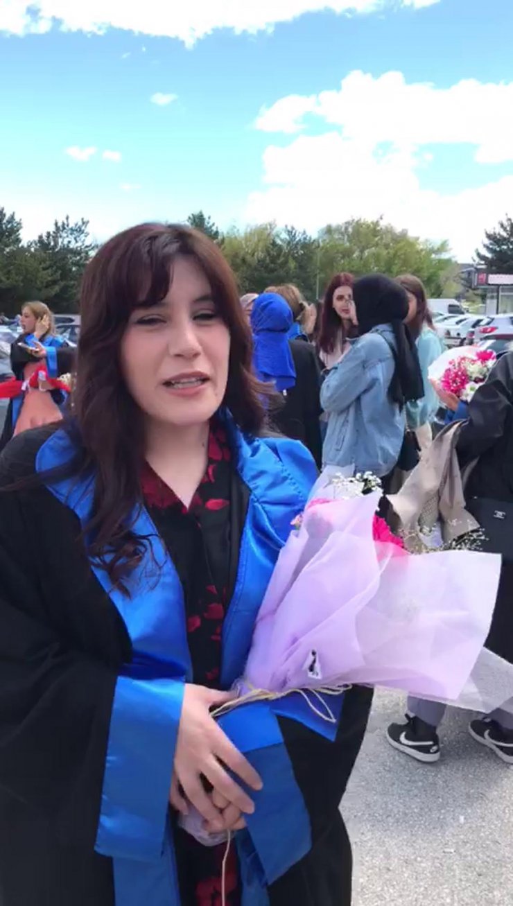 Kazada ölen üniversiteli Zeynep ve Nezahat, mezuniyet töreninde unutulmadı