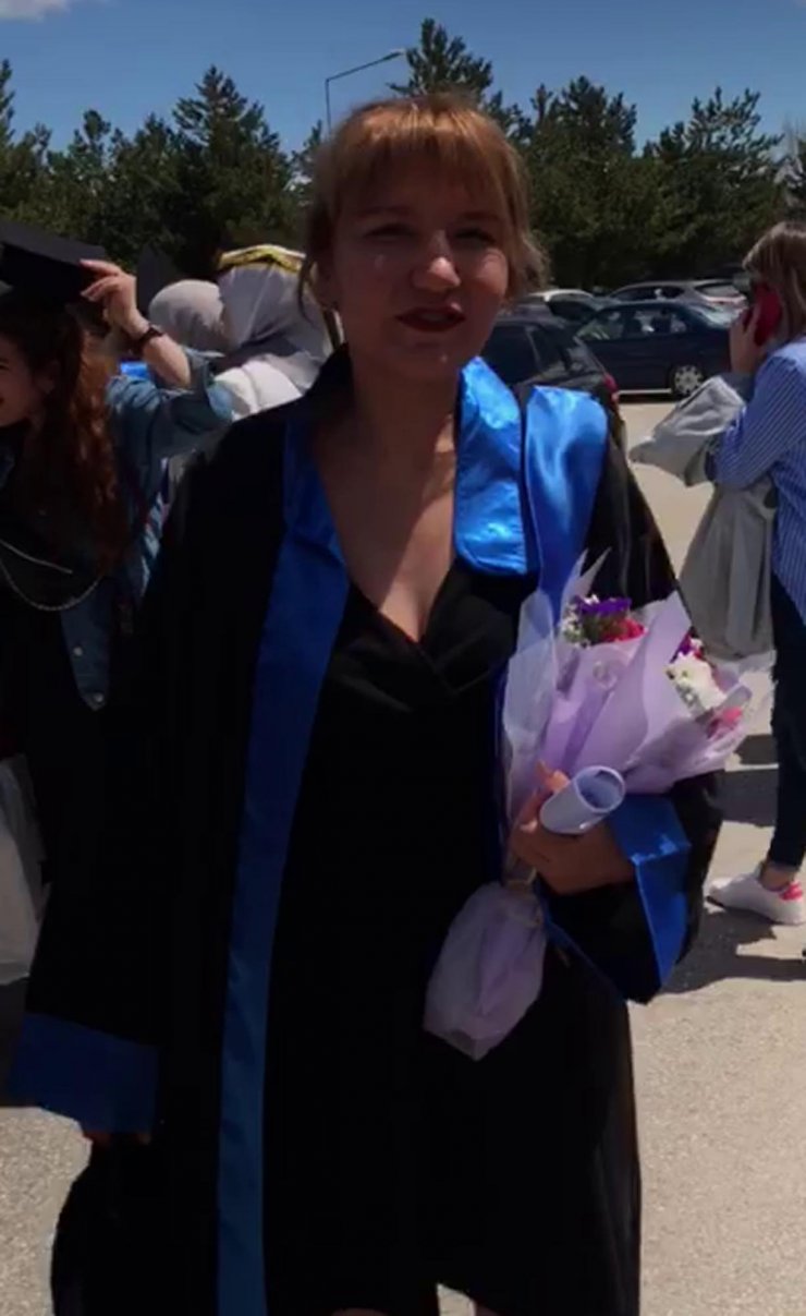 Kazada ölen üniversiteli Zeynep ve Nezahat, mezuniyet töreninde unutulmadı