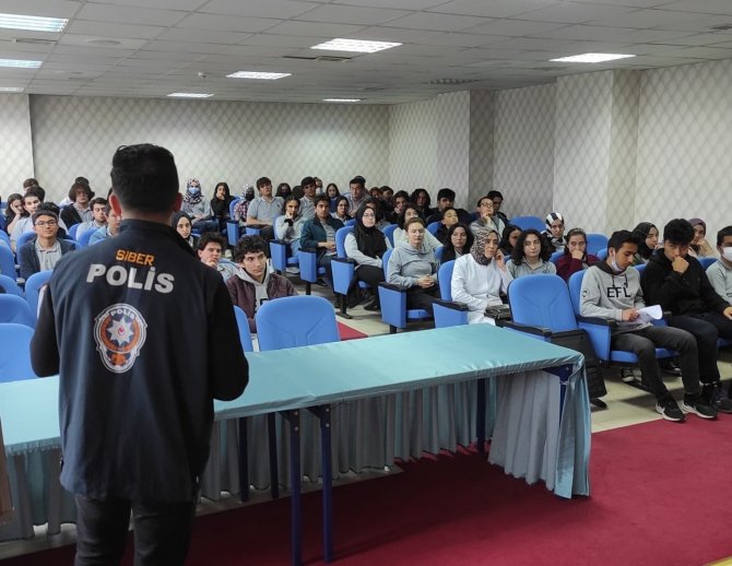 Öğrencilere suçtan korunma yöntemleri anlatılıyor