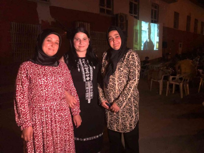 Okulda açık hava sinema keyfi