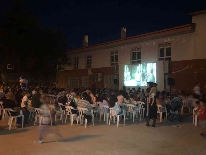 Okulda açık hava sinema keyfi