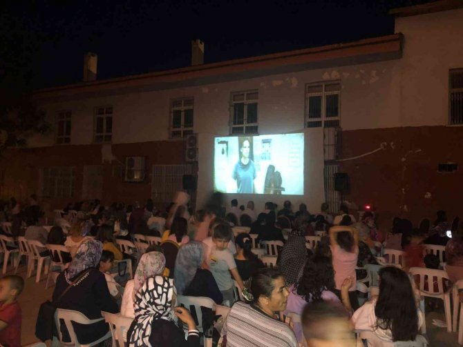 Okulda açık hava sinema keyfi