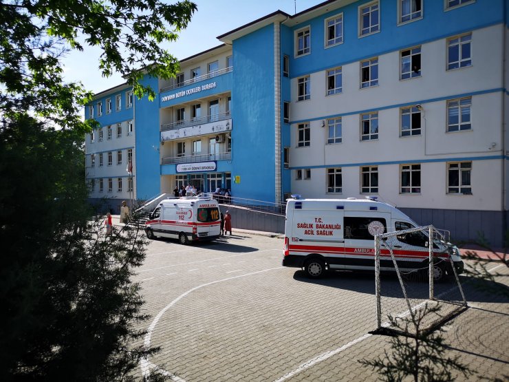 Okulda rahatsızlanan 12 öğrenci hastaneye kaldırıldı 