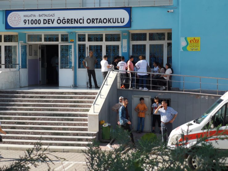 Okulda rahatsızlanan 12 öğrenci hastaneye kaldırıldı 