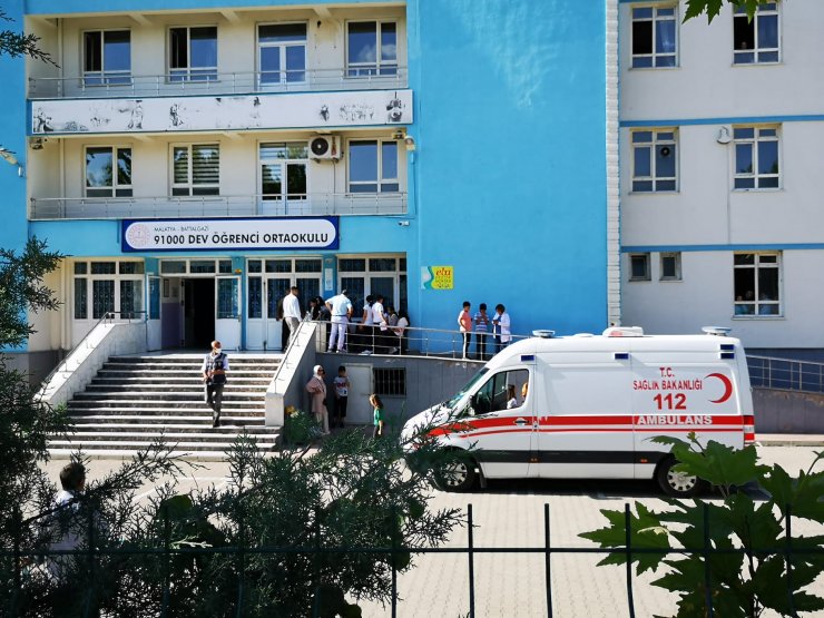 Okulda rahatsızlanan 12 öğrenci hastaneye kaldırıldı 