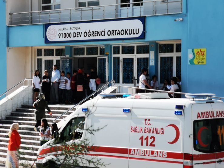 Okulda rahatsızlanan 12 öğrenci hastaneye kaldırıldı 
