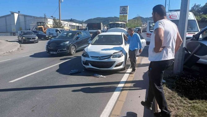 Otomobil ile hafifi ticari kamyonet kavşakta çarpıştı