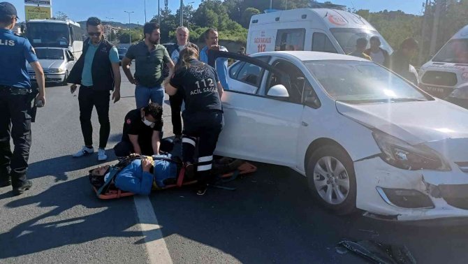 Otomobil ile hafifi ticari kamyonet kavşakta çarpıştı