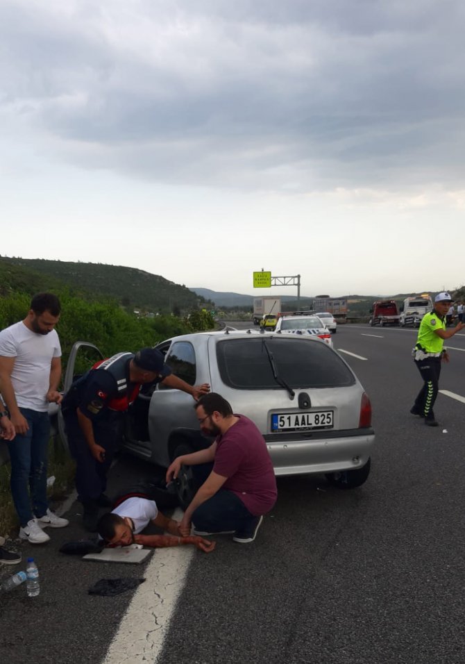 Otomobil tıra arkadan çarptı: 2 yaralı