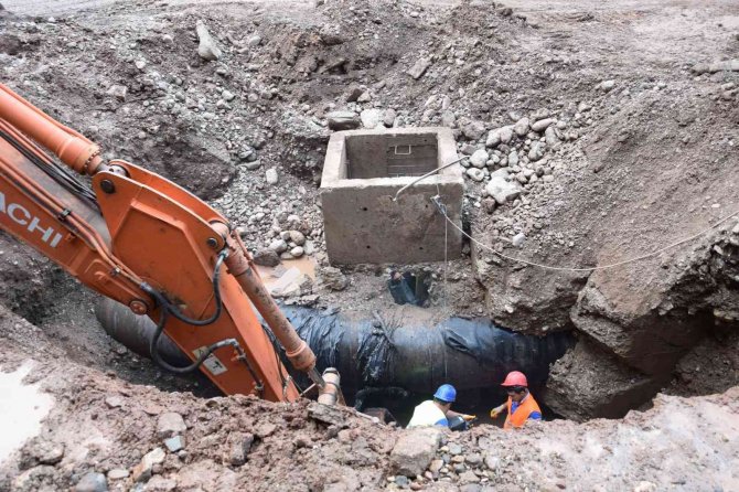 Patlayan içme suyu ana isale borusu kesintiye sebep oldu