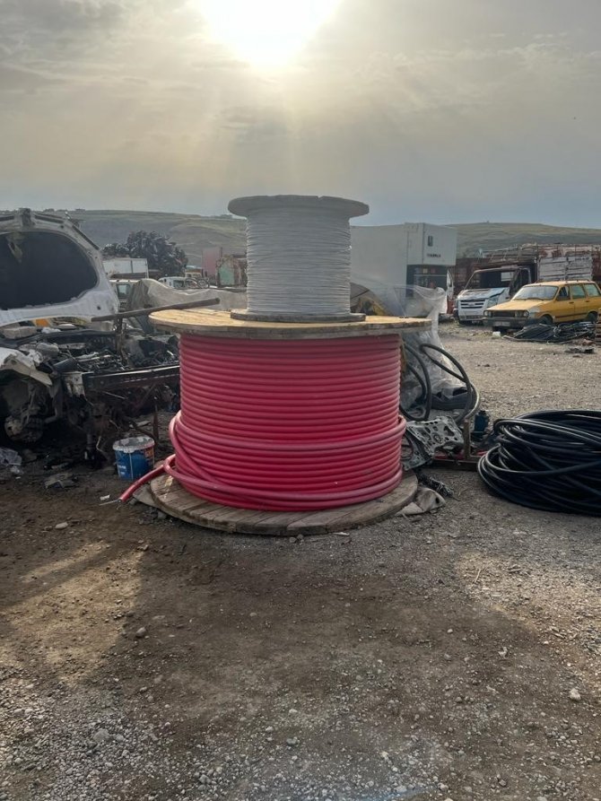 Polis 310 saatlik görüntü izleyerek hırsızları yakaladı