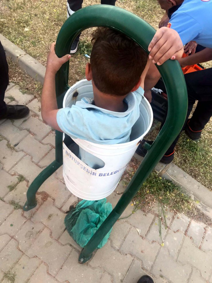 Saklambaç oynarken girdiği çöp kovasına sıkıştı