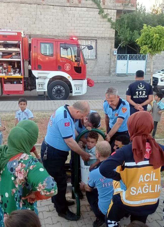 Saklambaç oynarken girdiği çöp kovasına sıkıştı