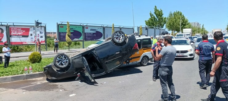 Takla atan otomobil, taksiye çarptı: 1 ölü, 2 yaralı