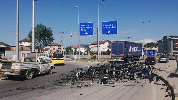 TIR'ın kapakları açılınca bira kasaları yola düştü