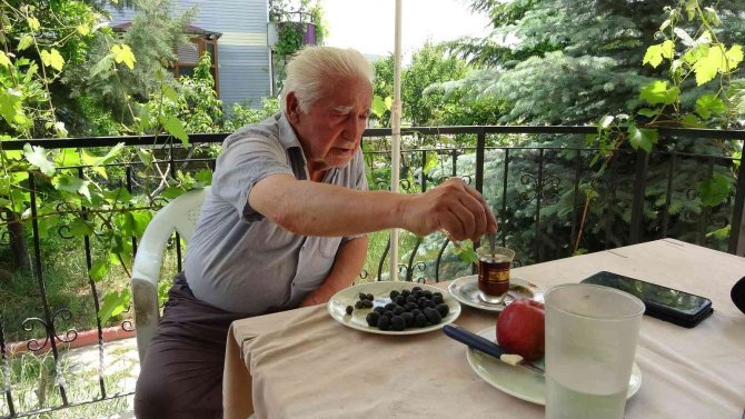 Villaya astığı pankart dikkat çekti