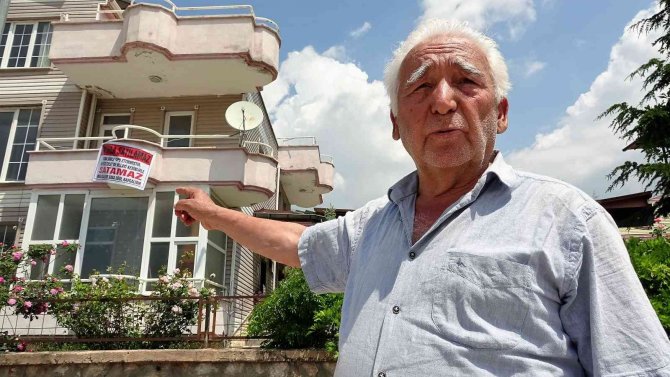 Villaya astığı pankart dikkat çekti