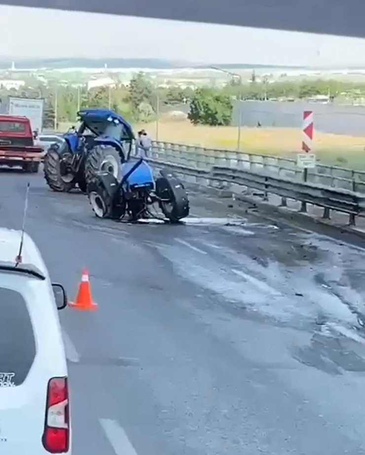 Zincirleme kazada, traktör ikiye bölündü