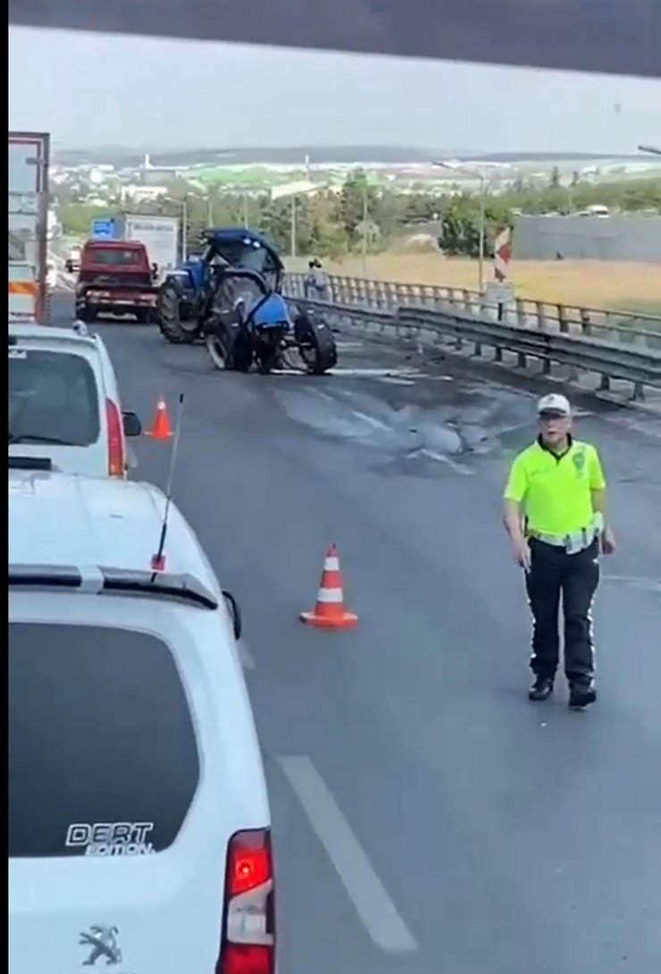 Zincirleme kazada, traktör ikiye bölündü