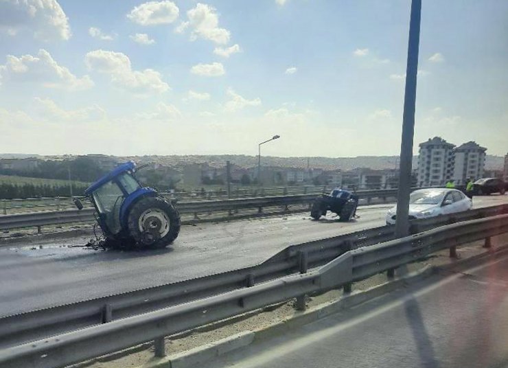 Zincirleme kazada, traktör ikiye bölündü