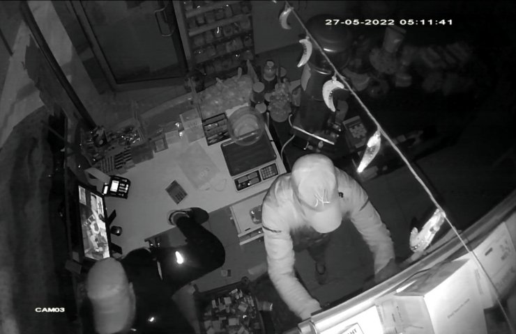 Bakkaldan hırsızlık kamerada