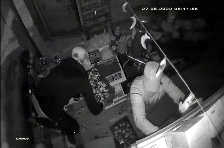 Bakkaldan hırsızlık kamerada