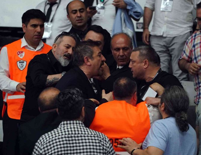 Beşiktaş kongresinde kavga