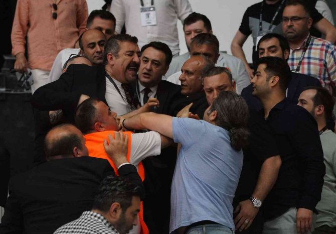 Beşiktaş kongresinde kavga