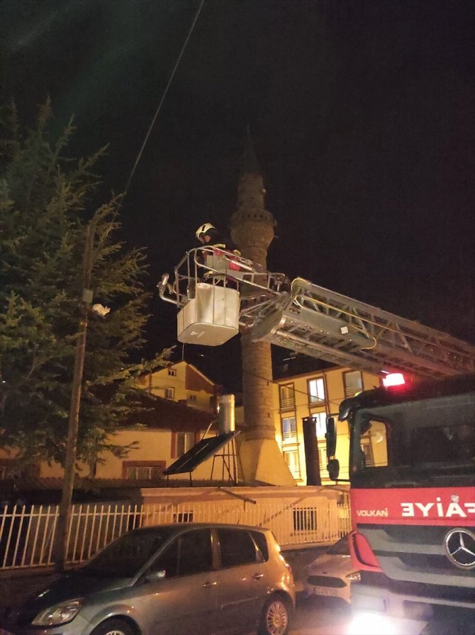 Beyşehir'de direkteki kediyi itfaiye ekipleri kurtardı