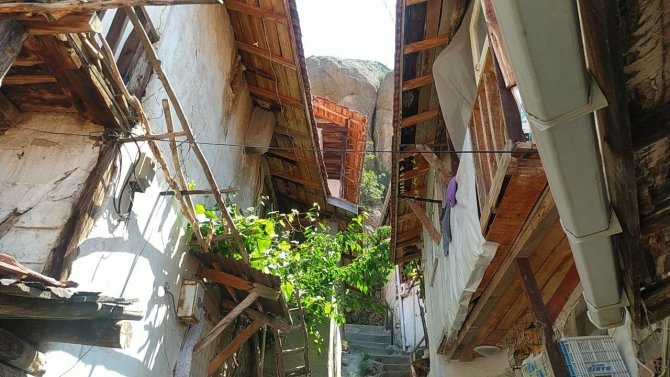 Dağdan kopan kaya parçaları bir evin çatısı ve bahçesine düştü