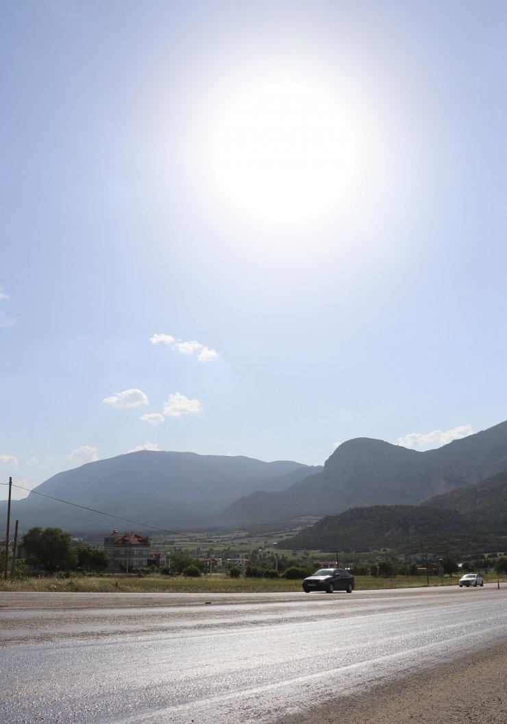 Denizli'de hava sıcaklığı, asfalt eritti