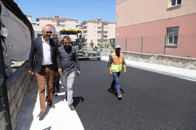 İpekyolu’nda sezonun ilk asfaltı döküldü