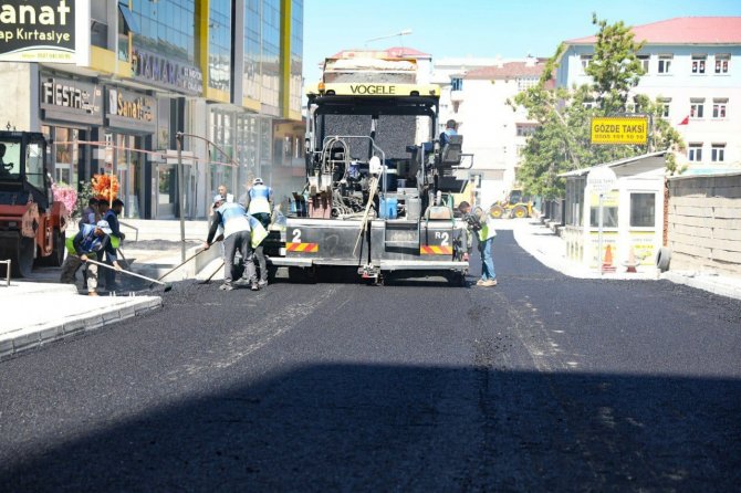 İpekyolu’nda sezonun ilk asfaltı döküldü
