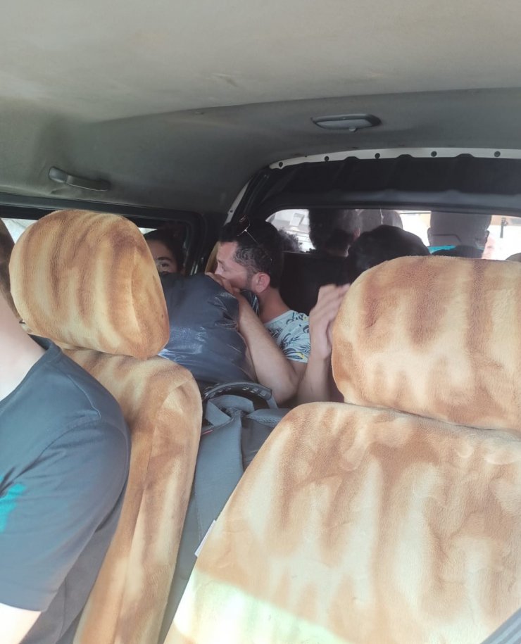 Kamyonette 19 kaçak göçmen yakalandı