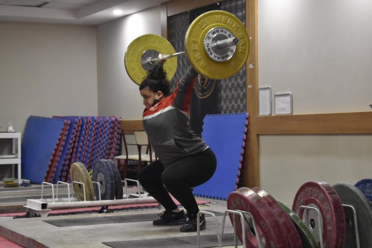 Ailesinden gizli başladığı halterde dünya şampiyonu oldu