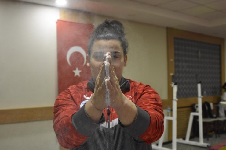 Ailesinden gizli başladığı halterde dünya şampiyonu oldu