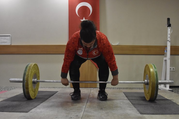 Ailesinden gizli başladığı halterde dünya şampiyonu oldu