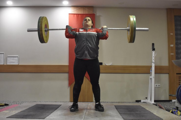 Ailesinden gizli başladığı halterde dünya şampiyonu oldu