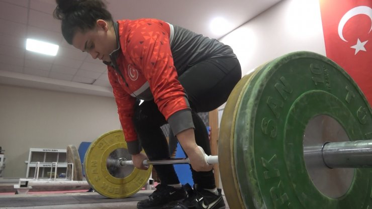 Ailesinden gizli başladığı halterde dünya şampiyonu oldu
