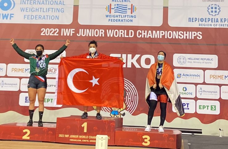 Ailesinden gizli başladığı halterde dünya şampiyonu oldu