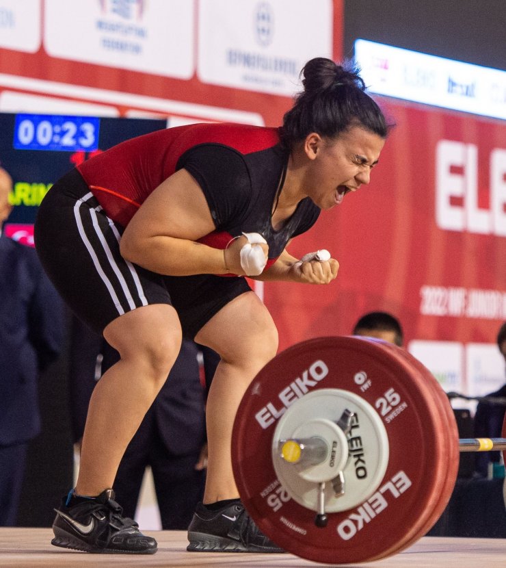 Ailesinden gizli başladığı halterde dünya şampiyonu oldu