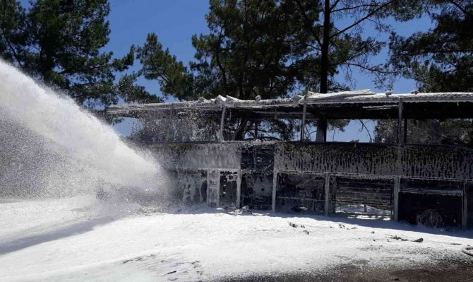 Alevlere teslim olan yolcu otobüsü küle döndü