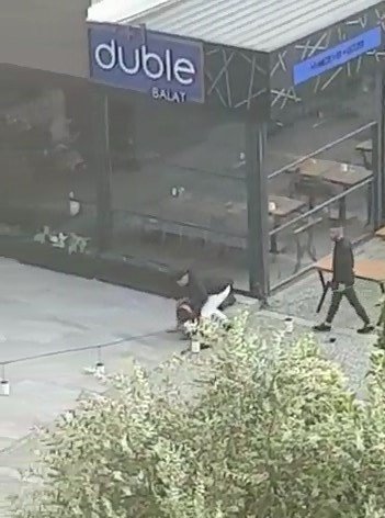 Alkollü genç, kız arkadaşını sokak ortasında darp etti