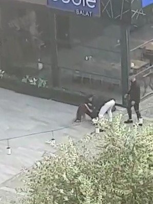 Alkollü genç, kız arkadaşını sokak ortasında darp etti