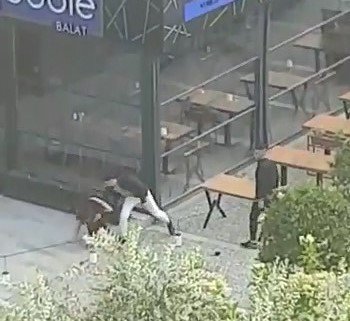 Alkollü genç, kız arkadaşını sokak ortasında darp etti