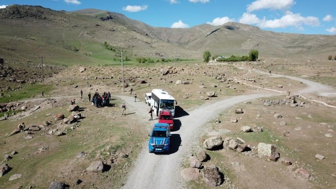 Arazide yaya ilerleyen 28 düzensiz göçmen yakalandı